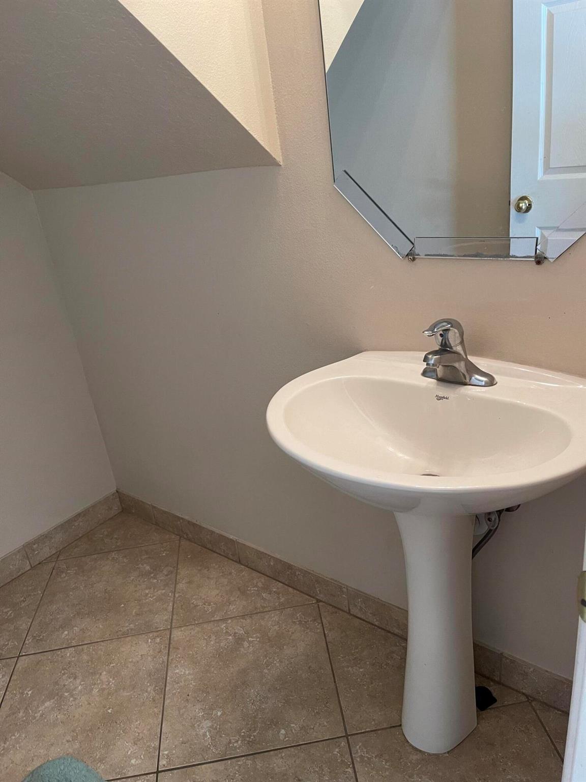 FOURTH  REPLAT OF PORTOFI - Residential Lease