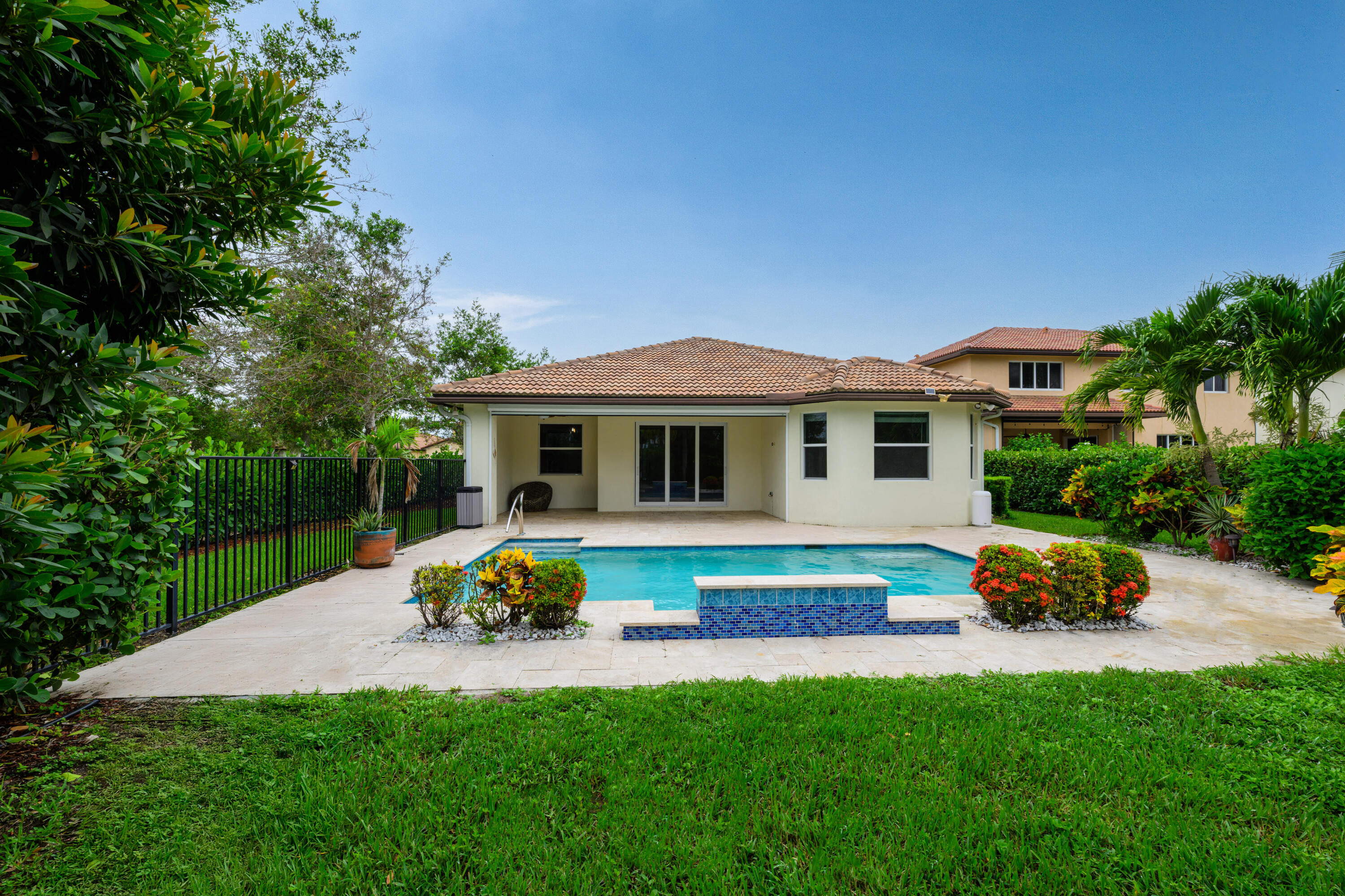 VISTA LAGO - Residential