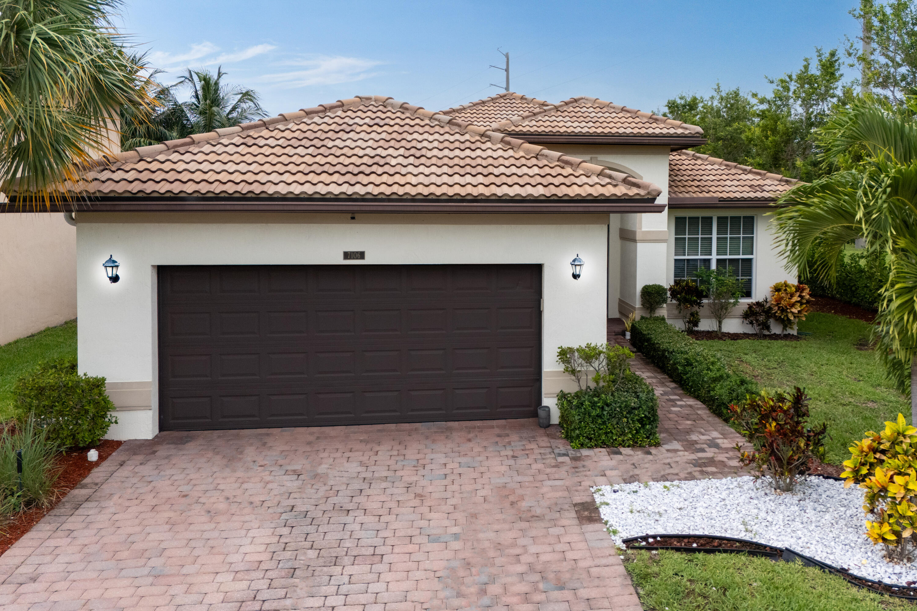 VISTA LAGO - Residential