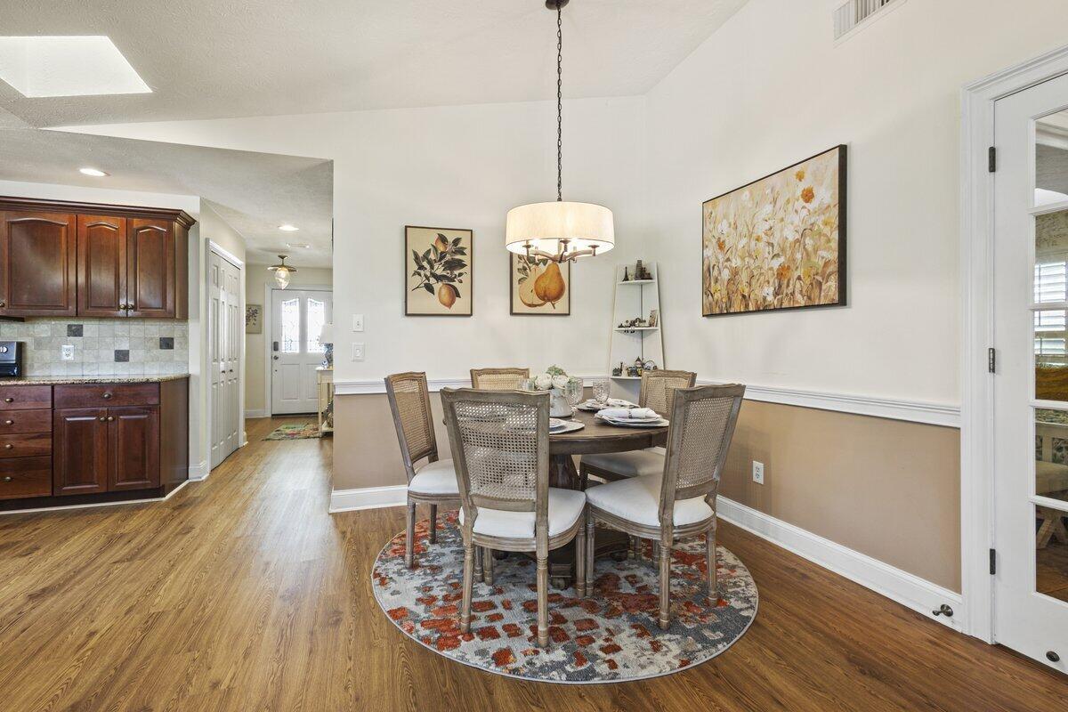 COUNTRY CLUB ESTATES PARC - Residential Lease