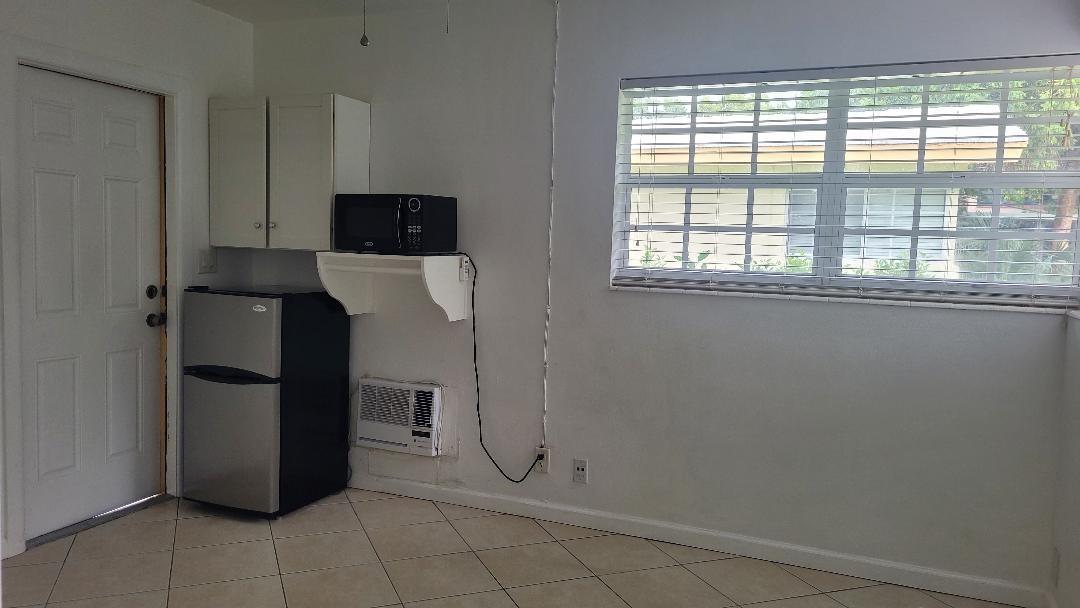 EXCELLENT LOCATION. FIVE MINUTES WALKING DISTANCE TO THE BEAUTIFUL DEERFIED BEACH BEACHES.
UNFURNISHED STUDIO IN 4 UNITS BUILDING. WELCOME !