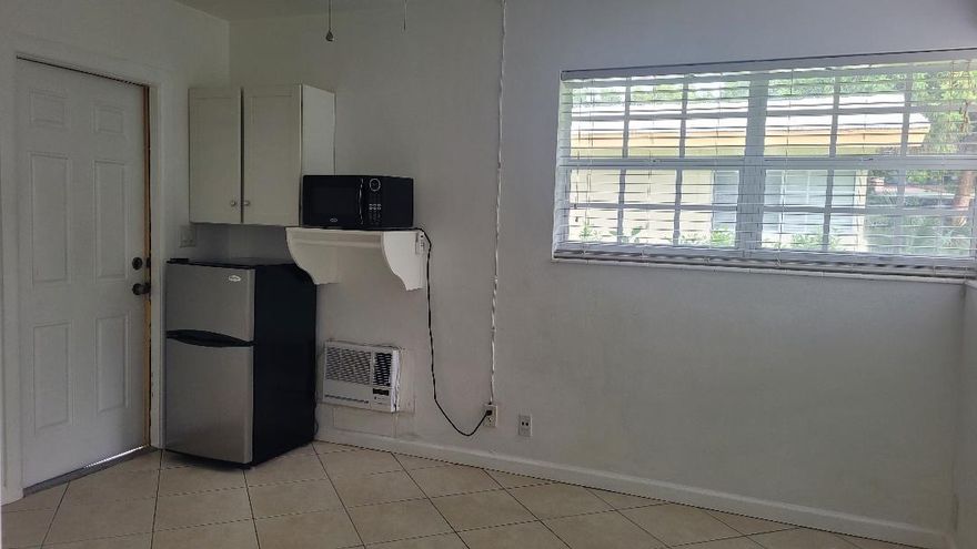 EXCELLENT LOCATION. FIVE MINUTES WALKING DISTANCE TO THE BEAUTIFUL DEERFIED BEACH BEACHES.
UNFURNISHED STUDIO IN 4 UNITS BUILDING. WELCOME !