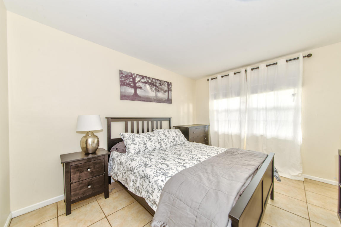 PALM BEACH POINT EAST - Residential