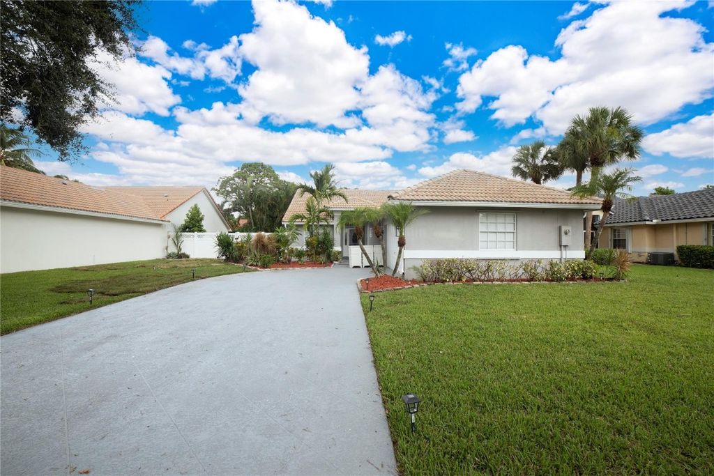 Photo of 3733 S Lancewood Place, Delray Beach, FL 33445 (MLS # F10452221)