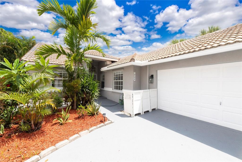 Photo of 3733 S Lancewood Place, Delray Beach, FL 33445 (MLS # F10452221)