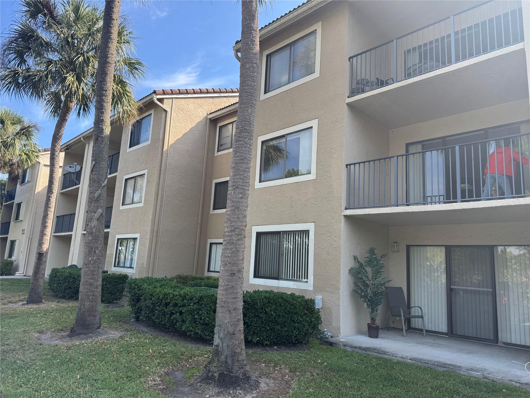 Coral spring 3/2 condo for rent. unit in very good condition, washer/ dryer. two balcony, newer kitchen, unit located on 2nd floor. 24/7 security gated community. client needs to pay electric. Needs apply for condo application and approval before move in. client must show credit. easy to show.