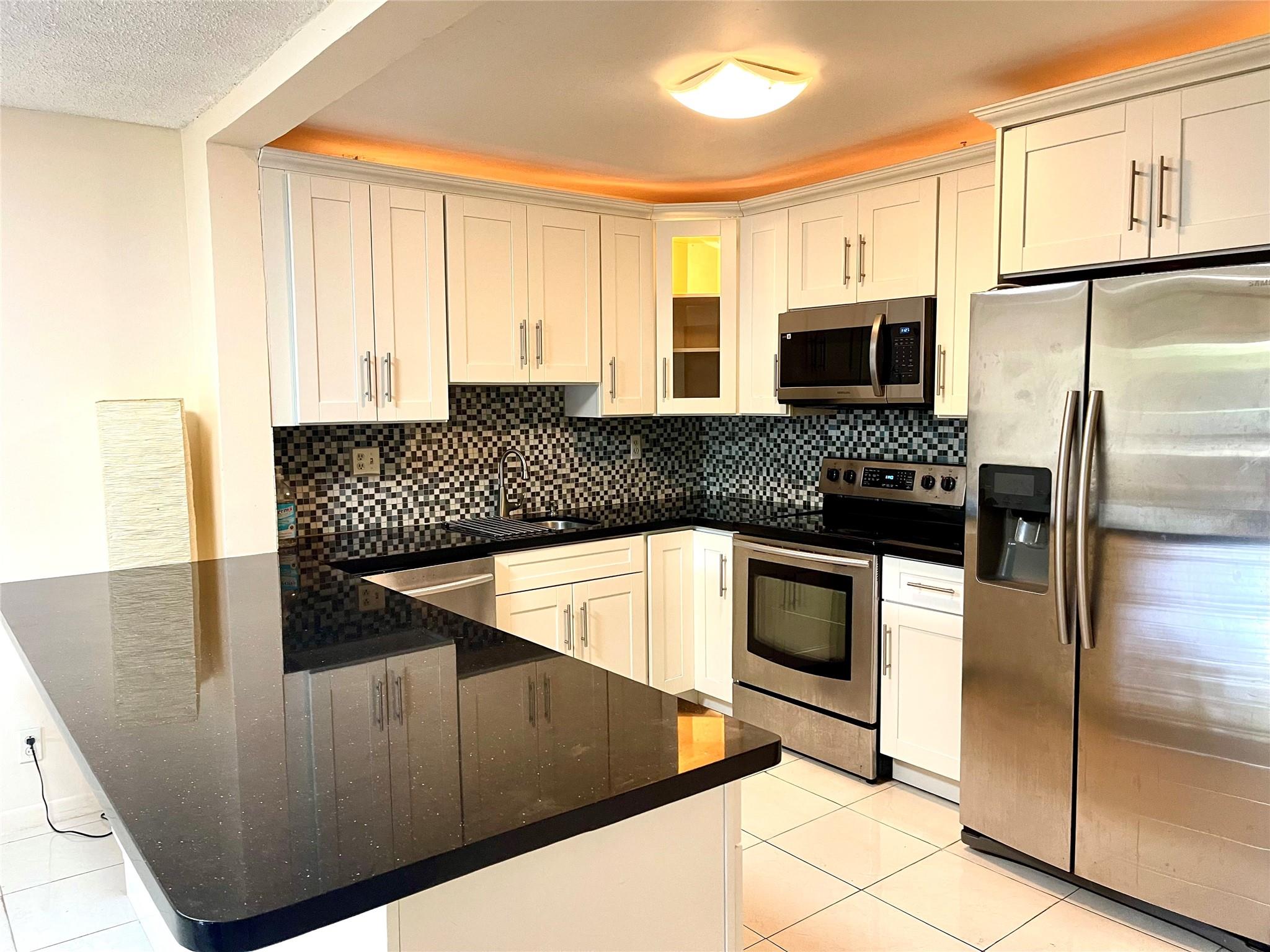 Spacious, affordable, and move-in ready! This updated 2-bedroom, 2-bath unit features a modern kitchen, in-unit washer and dryer, and two private entrances to separate balconies—perfect for relaxing or entertaining.
Ideal for roommates or small families, this unit offers comfort, convenience, and great value.
HOA requires a minimum credit score of 640.