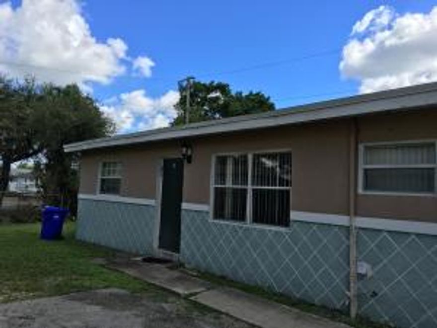 2 Bedroom / 1 Bathroom a(4 people max)
Freshly Painted,Spacious Living Room 
Updated Kitchen, Quiet Cul-de-Sac