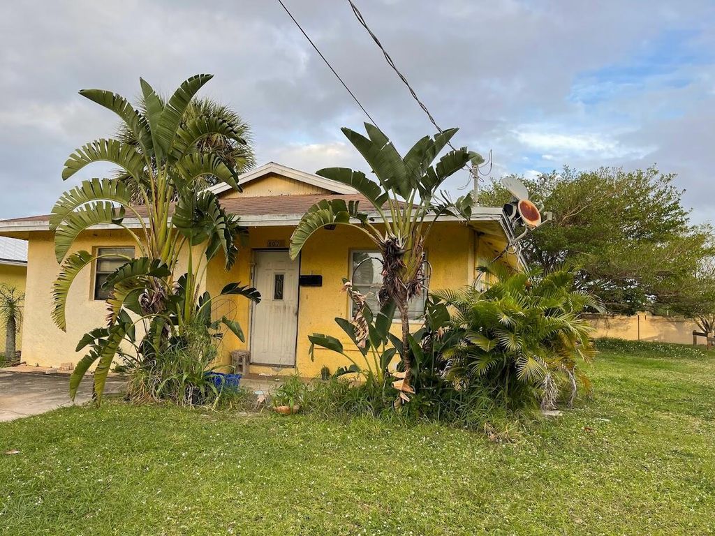 Photo of 807 SE Tarpon Avenue, Stuart, FL 34994 (MLS # R10953069)