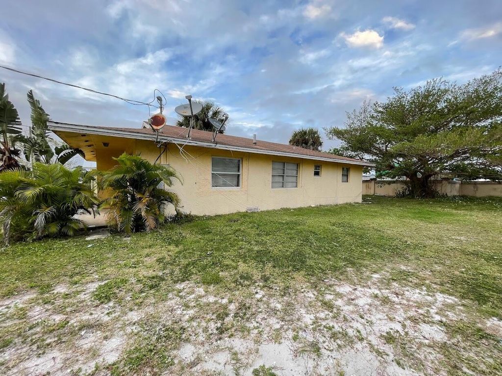 Photo of 807 SE Tarpon Avenue, Stuart, FL 34994 (MLS # R10953069)