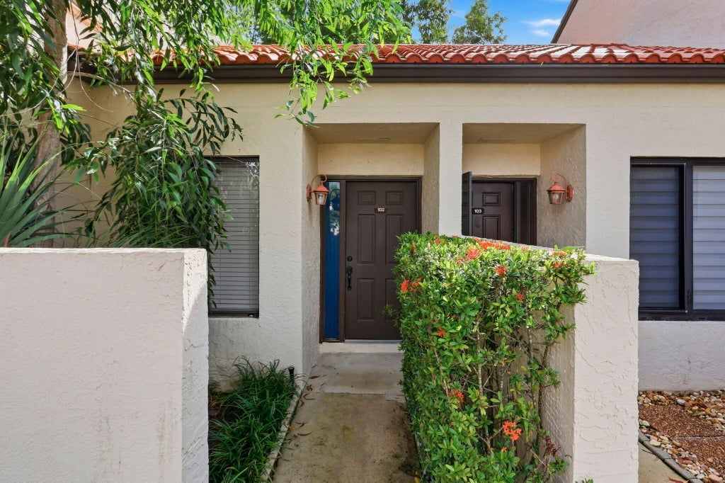 Photo of 22 VIA DE CASAS SUR #102, Boynton Beach, FL 33426 (MLS # B26083601)