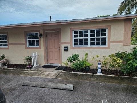 Updated 2/1 in Deerfield Beach, Washer/Dryer in unit, Private backyard, 3 miles to Beautiful Atlantic Ocean
