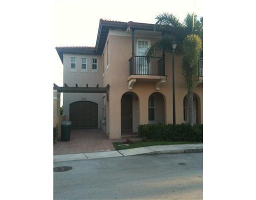 GREAT 3/2/1 TOWNHOME 1 CAR GARAGE WITH LONG LAKE VIEWS AVAIL. TWO STORY UPDATED ALL TILE AND LAMINATE FLOORING. SPACIOUS FLOOR PLAN. COMMUNITY GATED, COMMUNITY POOL, CENTRAL LOCATION.