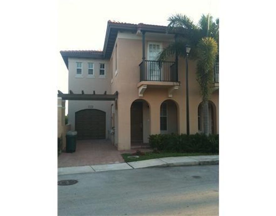 GREAT 3/2/1 TOWNHOME 1 CAR GARAGE WITH LONG LAKE VIEWS AVAIL. TWO STORY UPDATED ALL TILE AND LAMINATE FLOORING. SPACIOUS FLOOR PLAN. COMMUNITY GATED, COMMUNITY POOL, CENTRAL LOCATION.