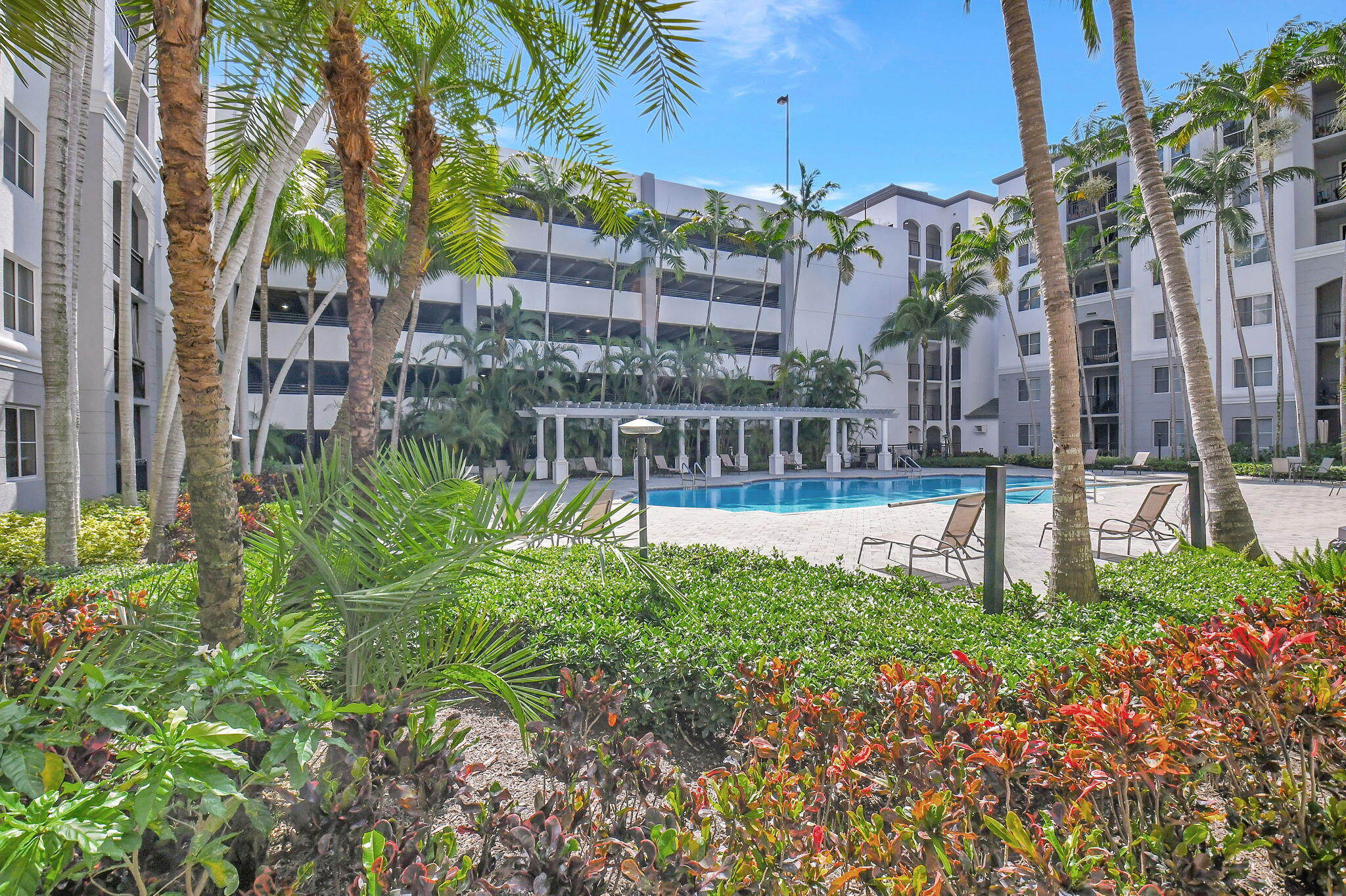 VIZCAYA LAKES CONDO - Residential