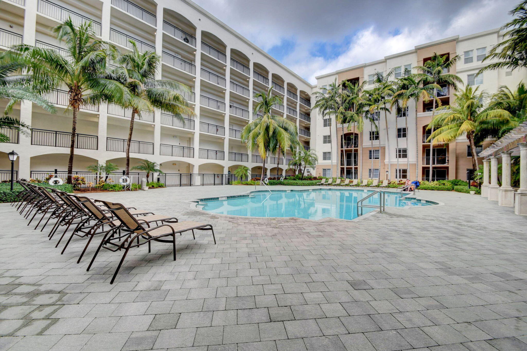 VIZCAYA LAKES CONDO - Residential