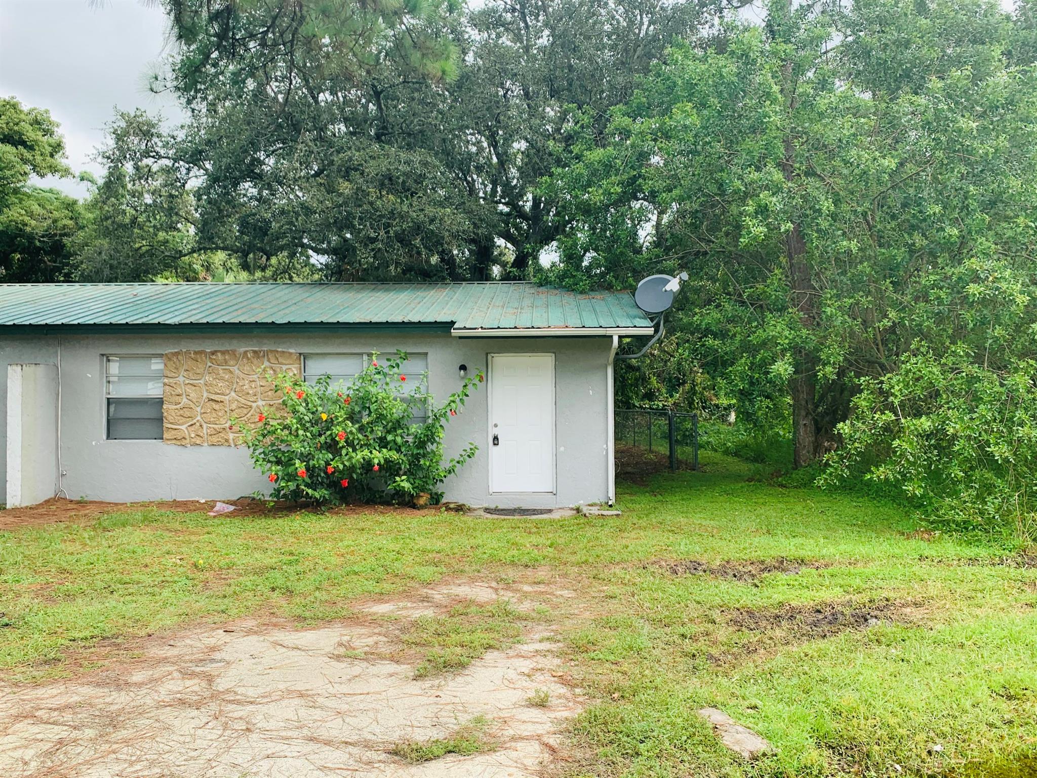 CBS 2/1 in Basswood Subdivision. Parking. Available now! Large oaks. All tiled. Laundry hookup inside.