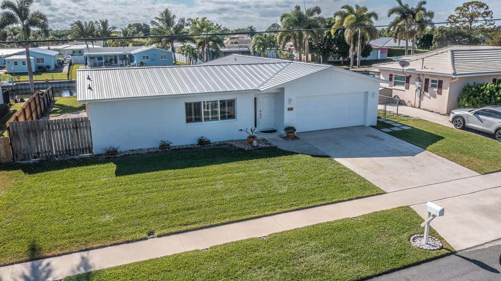 Photo of 1124 SW 24th Avenue, Boynton Beach, FL 33426 (MLS # R11040862)