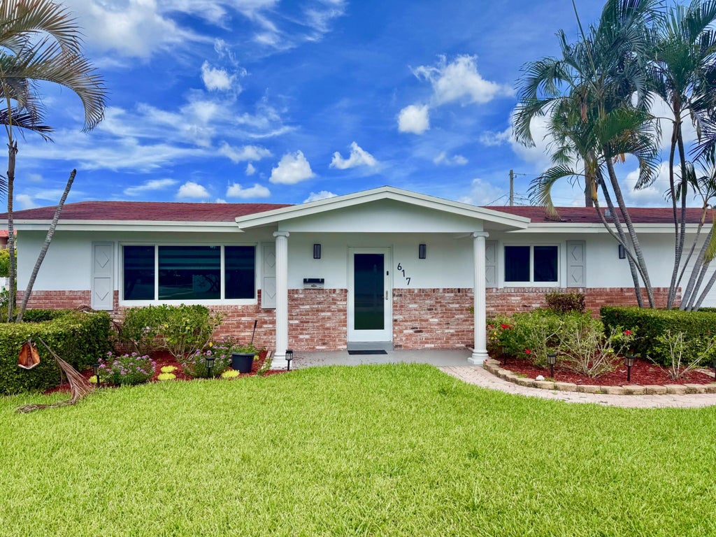 Photo of 617 SE 8th Avenue, Deerfield Beach, FL 33441 (MLS # B26090047)
