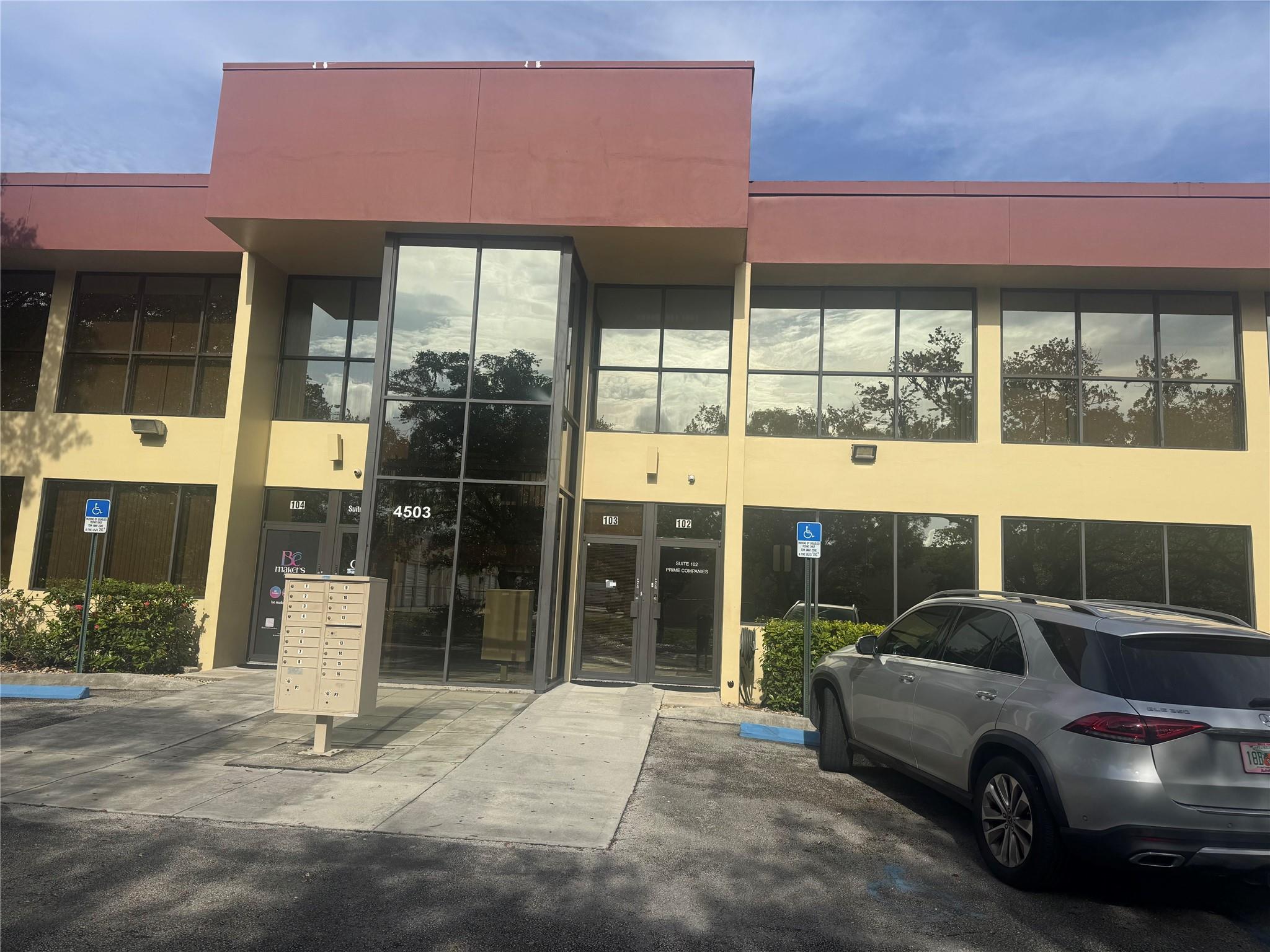 HUGE OFFICE/WAREHOUSE COMBINATION SPACE* BEST AREA OF WEST SUNRISE* PLENTY OF PARKING