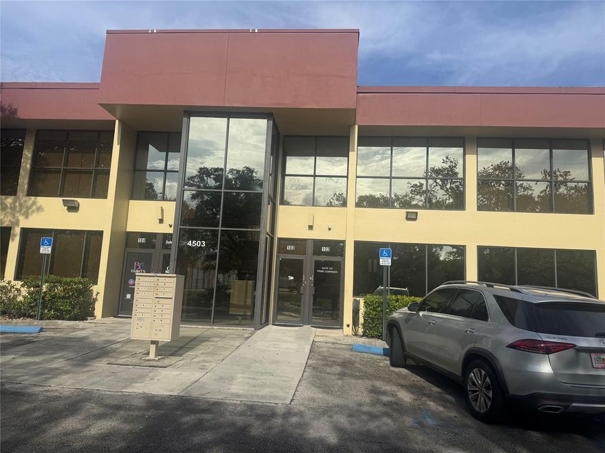 HUGE OFFICE/WAREHOUSE COMBINATION SPACE* BEST AREA OF WEST SUNRISE* PLENTY OF PARKING