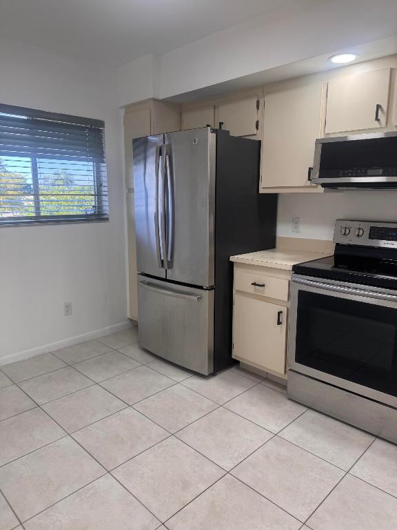 BARRINGTON AT POINCIANA CONDO - Residential Lease