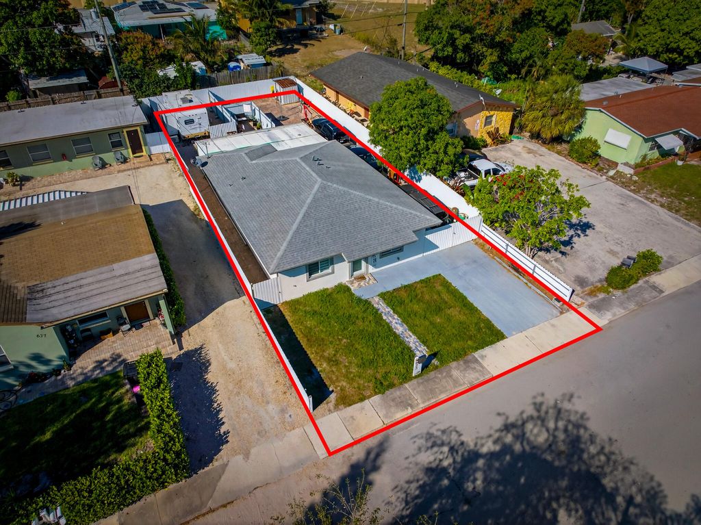 Photo of 623 S Pine ST, Lake Worth Beach, FL 33460 (MLS # B26031156)