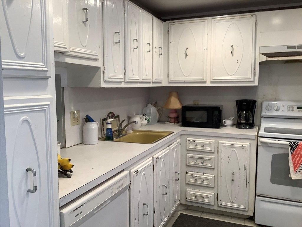 Photo of 2300 NE 1st Lane #107, Boynton Beach, FL 33435 (MLS # F10538082)