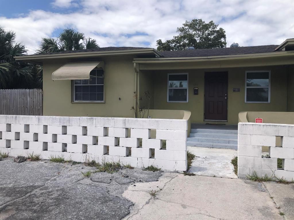 Photo of 1311 N Dixie Highway, Lake Worth Beach, FL 33460 (MLS # R10705349)