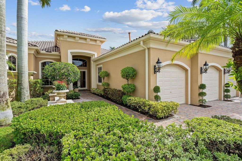 Photo of 101 Vizcaya Estates Drive, Palm Beach Gardens, FL 33418 (MLS # R10737469)