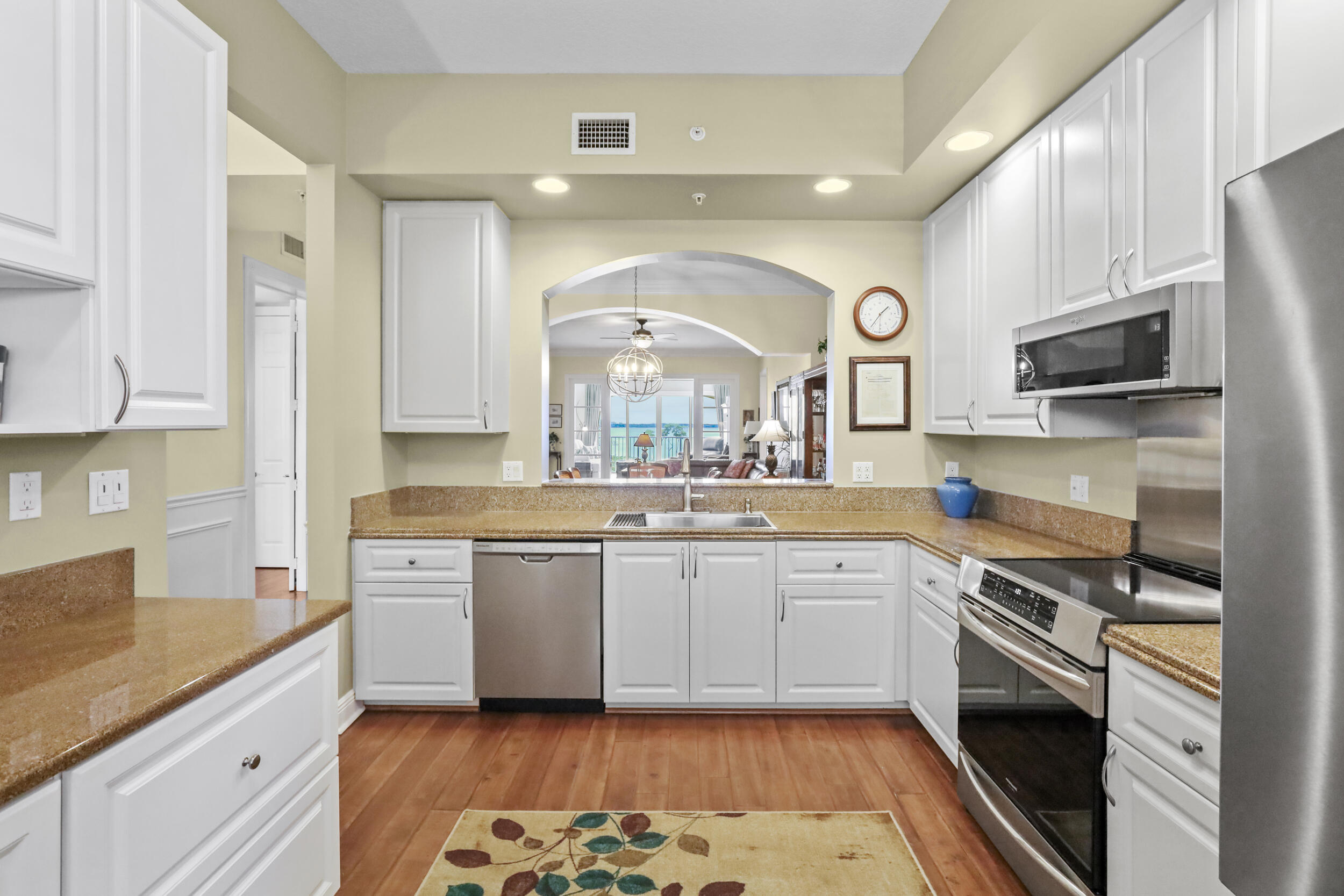 25 Harbour Isle Dr W 205