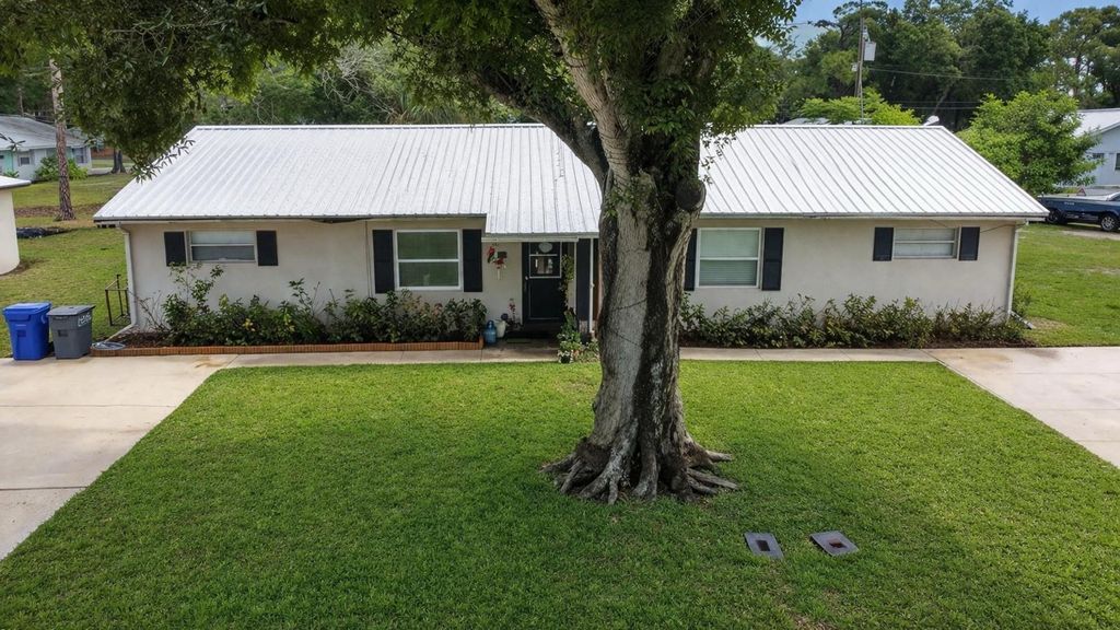 Photo of 1504 41st Avenue, Vero Beach, FL 32960 (MLS # B26019464)