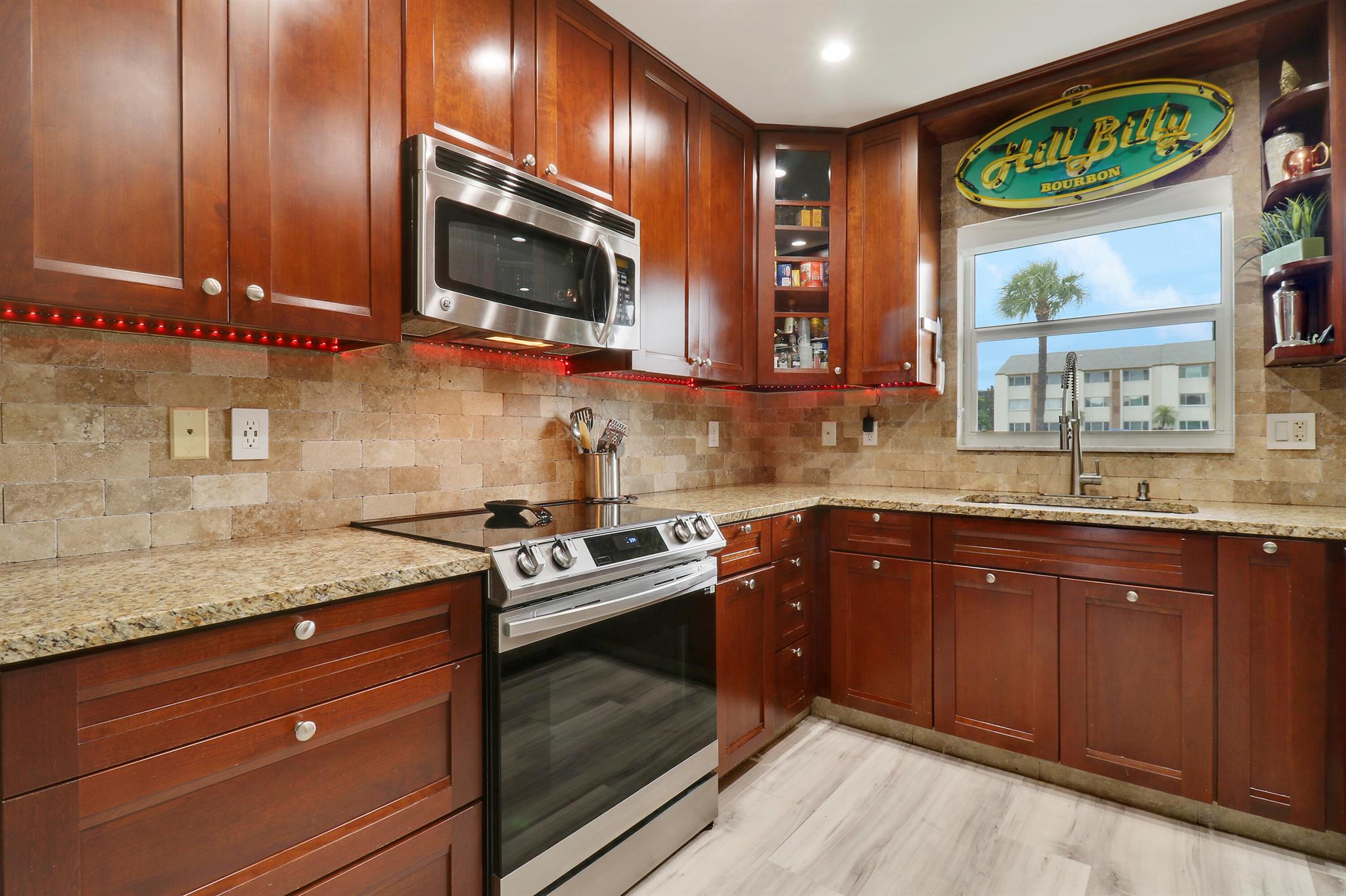 HAMPTON HOUSE CONDO - Residential