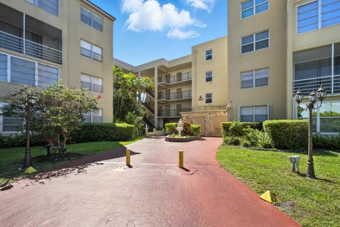 Property photo of 2801 Somerset Drive 101, Lauderdale Lakes, FL 33311