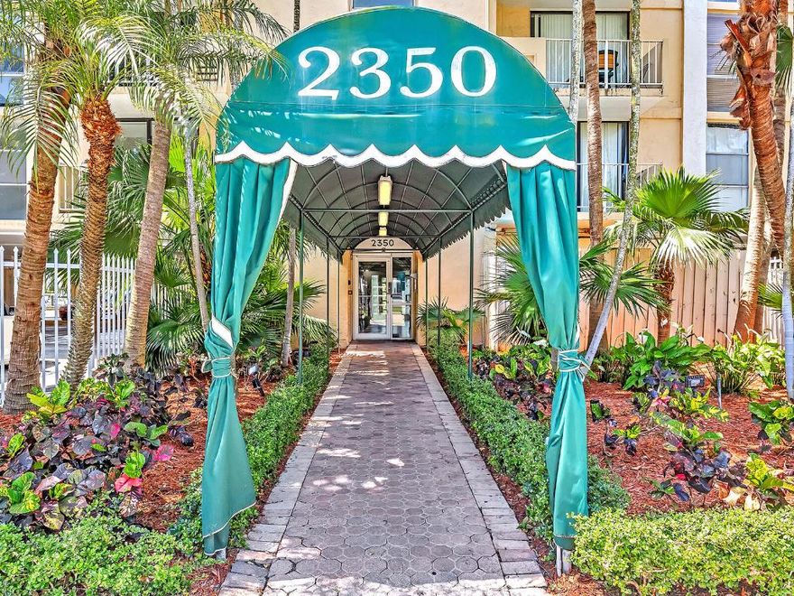 Gorgeous 2 bed/ 2 bath unit for rent located in the Keystone area. Unit has breathtaking views of the canal, bay area, Bal Harbour, and Miami Skyline. Freshly painted, spacious layout, equipped stainless steel appliances and 2 assigned parking spaces. Centrally located between the MIA and FLL airports. Minutes away to the famous Bal Harbour shops, Aventura mall, and beaches. Walking distance to several shops and restaurants.