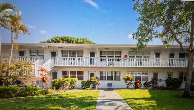 Furnished seasonal rental with updated kitchen and bathroom. Many activities as well as bus service to shopping areas in this active 55+ community.