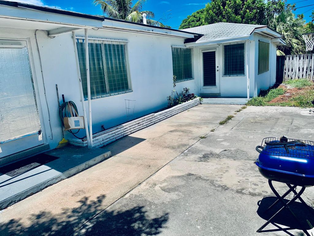 Photo of 1420 N Federal Highway, Lake Worth Beach, FL 33460 (MLS # B26007259)