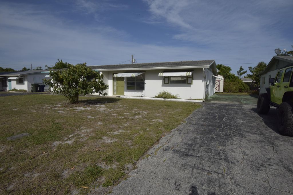 Photo of 419 SE Parkway Drive, Stuart, FL 34996 (MLS # R10791772)