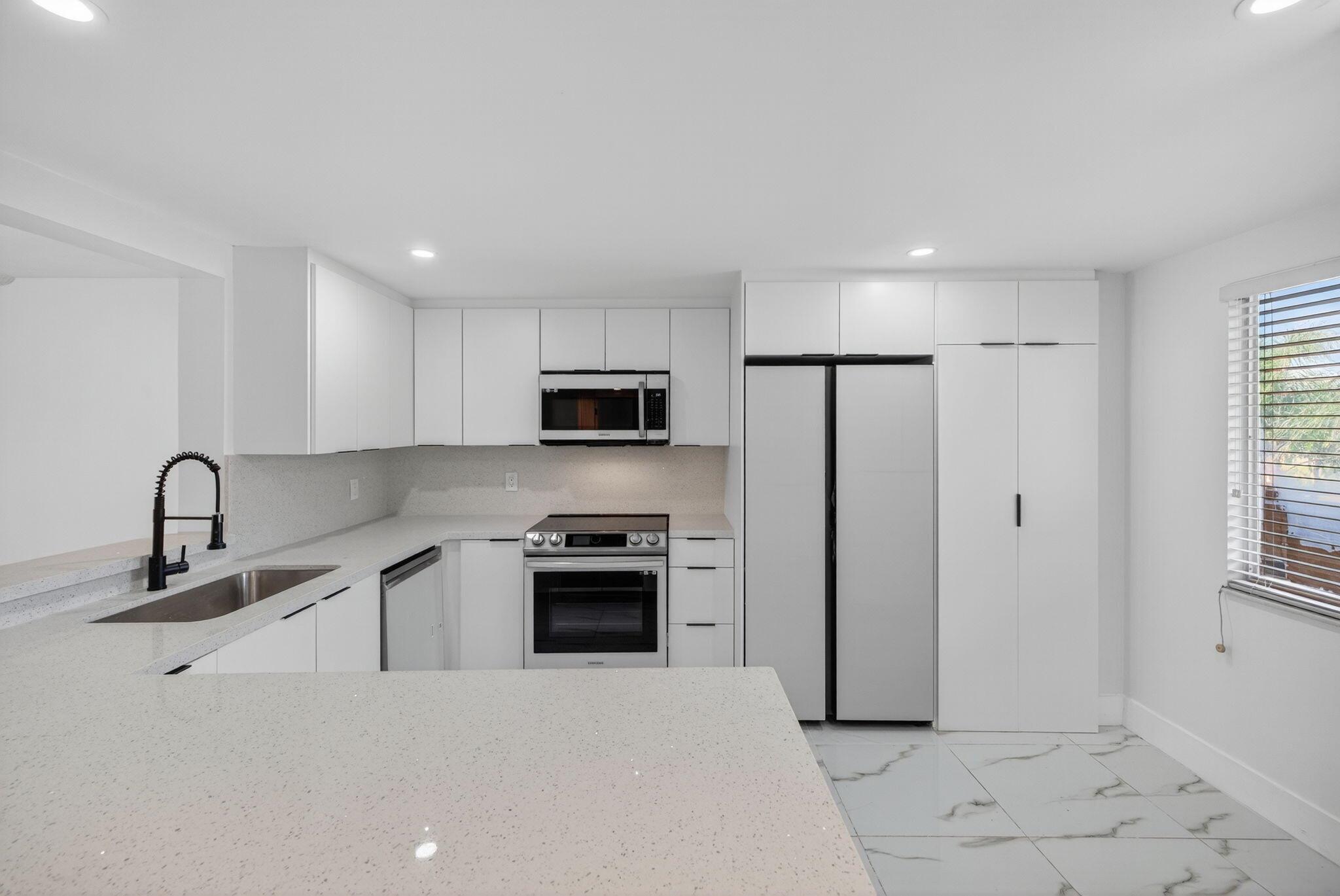 HUNTINGTON LAKES SEC ONE - Residential Lease