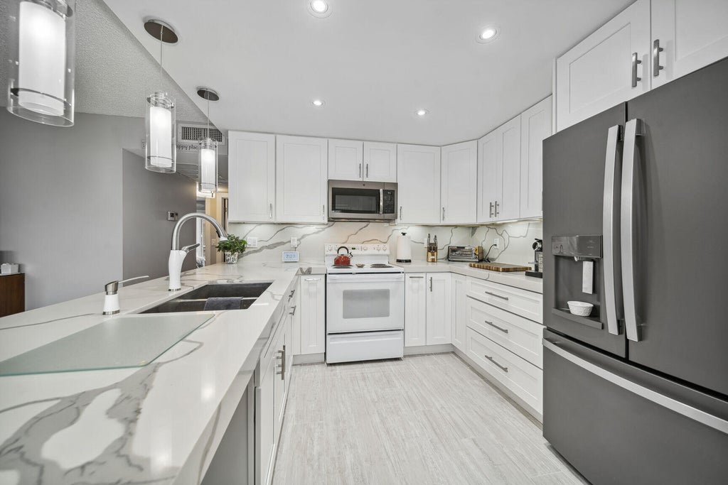 Photo of 364 WELLINGTON J, West Palm Beach, FL 33417 (MLS # B26078699)