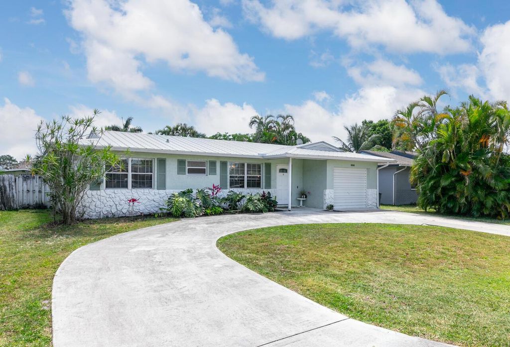 Photo of 2560 SE Madison Street, Stuart, FL 34997 (MLS # R10978134)
