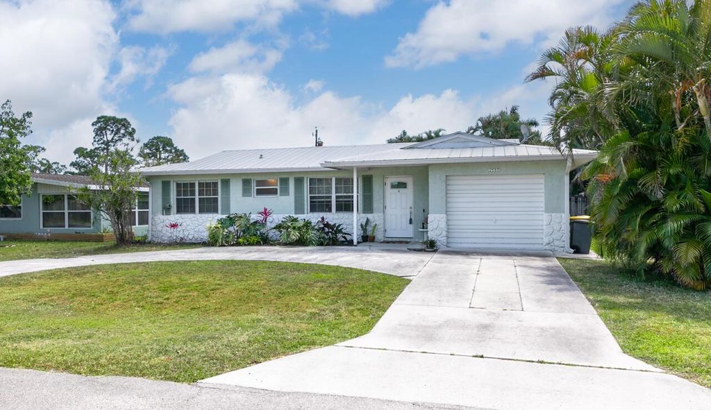 Photo of 2560 SE Madison Street, Stuart, FL 34997 (MLS # R10978134)
