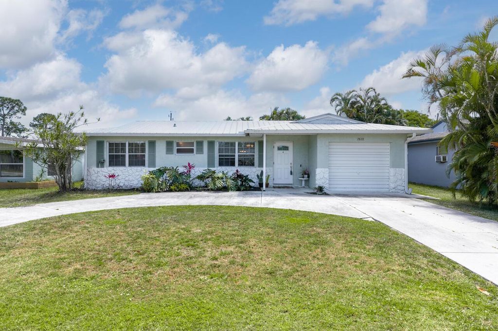 Photo of 2560 SE Madison Street, Stuart, FL 34997 (MLS # R10978134)
