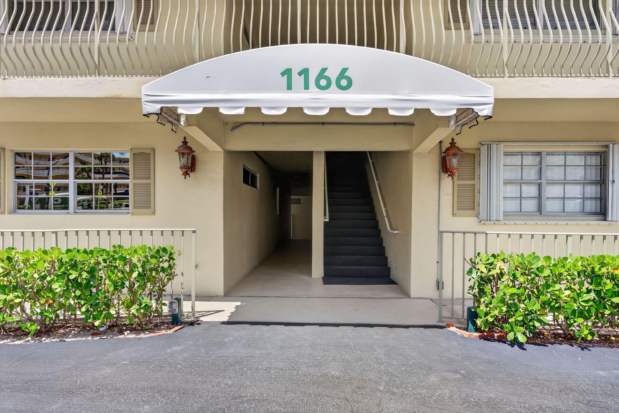 PIECES OEIGHT CONDOMINIUM - Residential