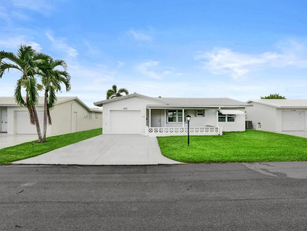 Photo of 1013 SW 15th Street, Boynton Beach, FL 33426 (MLS # B26078583)