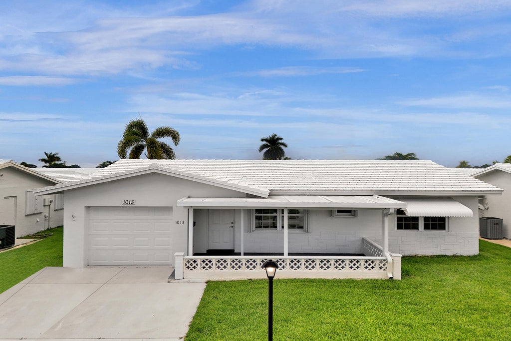 Photo of 1013 SW 15th Street, Boynton Beach, FL 33426 (MLS # B26078583)