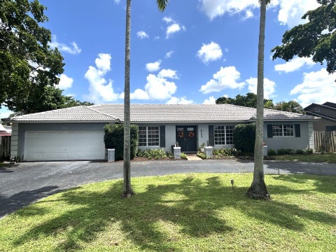 Photo of 560 S LAKE DASHA Drive, Plantation, FL 33324 (MLS # B26068816)