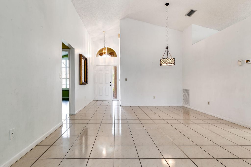 Photo of 176 Executive Circle, Boynton Beach, FL 33436 (MLS # R10977481)