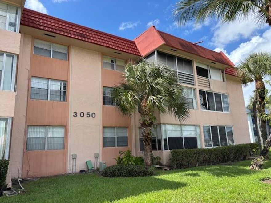 STUNNING 2 bedrooms, 2 bathrooms, completely remodeled, corner unit on the first floor. The property impresses with elegant finishes – nothing needs to be done here, just bring your toothbrush! The community offers world-class amenities that make everyday living a true pleasure. This apartment is the perfect combination of comfort, style, and convenience.