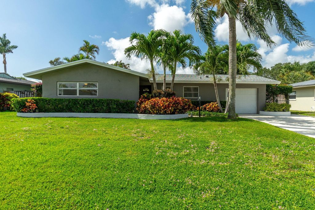 Photo of 4370 Flax Court, Palm Beach Gardens, FL 33410 (MLS # R11112638)